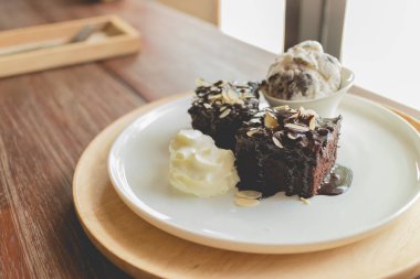 Vanilyalı dondurma ile ev yapımı kek