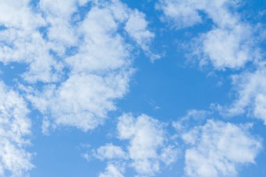 Mavi Gökyüzü ve Bulutlar 