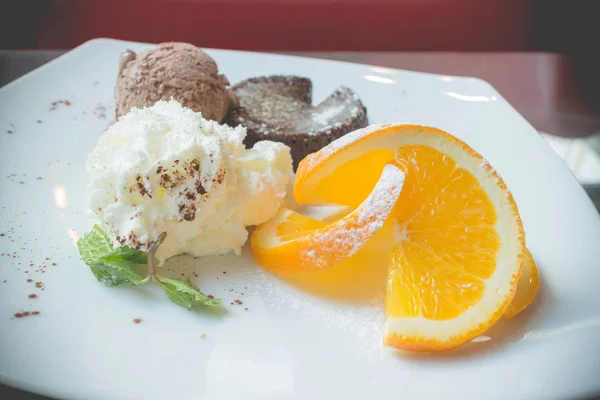 Pastel de lava de chocolate con helado — Foto de Stock