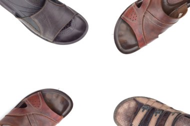 Beyaz arka plan üst görünümünde izole erkek deri sandaletler