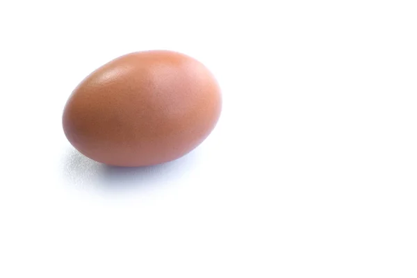Закрыть куриное яйцо на белом фоне — стоковое фото