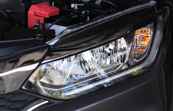 Head ljus av en personlig bil med LED-ljus — Stockfoto