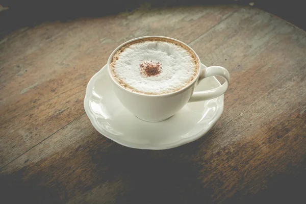 Café moca caliente con leche de espuma en la cafetería vintage (efecto vintage ) — Foto de Stock