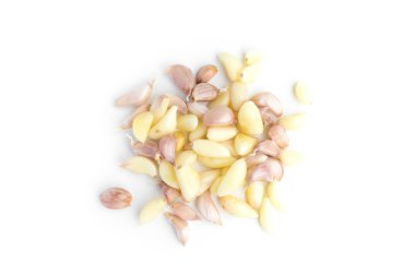 Beyaz arka plan üzerinde izole taze organik sarımsak karanfil