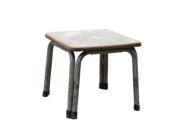 Beyaz arkaplanda basit bir tasarımı olan küçük sandalye