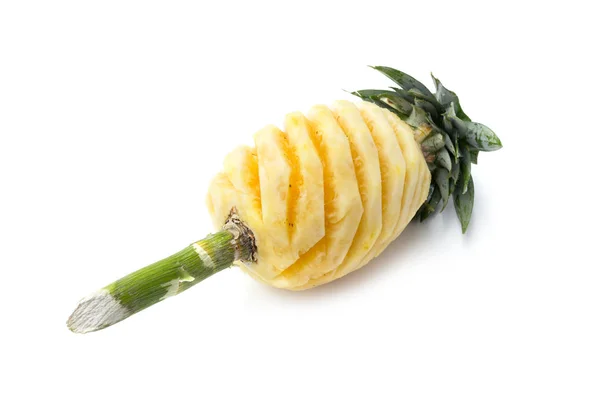 Ananas pelato e ananas fresco maturo isolato sul dorso bianco — Foto Stock