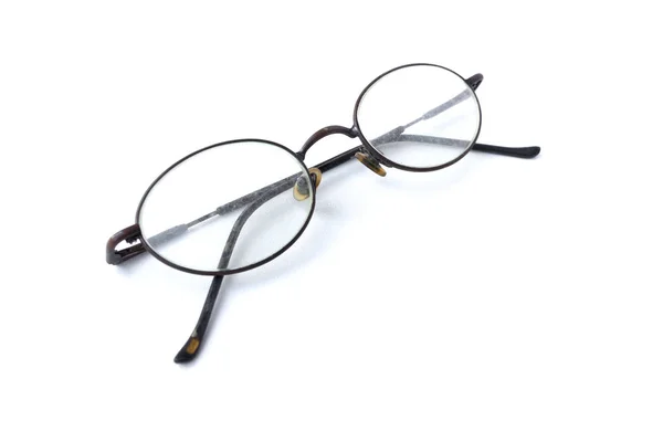 Старі окуляри з простим дизайном ізольовані на білому тлі — стокове фото