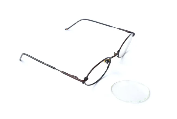 Régi szemüveg törött barna lencse és keret elszigetelt fehér b — Stock Fotó