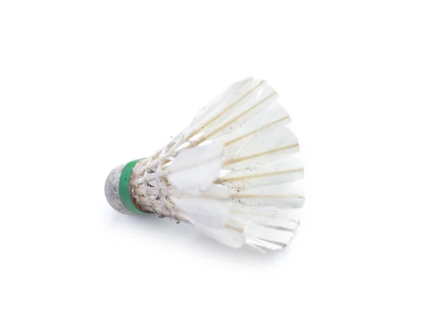 Sujo shuttlecock para badminton isolado no fundo branco — Fotografia de Stock