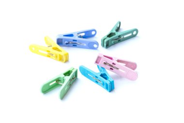 Beyaz arka planda izole renkli clothespins kazık