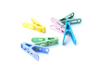 Beyaz arka planda izole renkli clothespins kazık