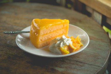 Açık kafede portakal aromalı katlı kek.