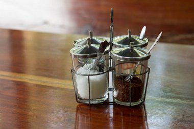 Tayland usulü baharatlı balık sosu şeker sirkesi ve kırmızı biber tozu. 