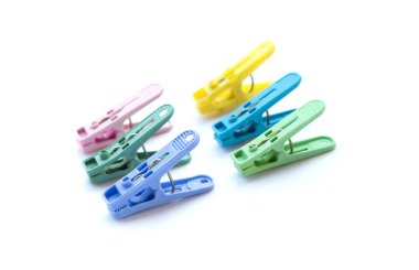 Beyaz arka planda izole renkli clothespins kazık