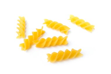 beyaz bir arka plan üzerinde izole pişmemiş makarna. Kuru makarna p