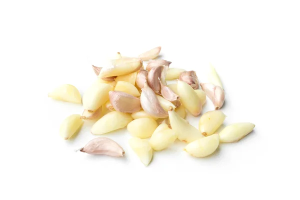 Spicchi d'aglio freschi biologici isolati su fondo bianco — Foto Stock