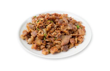 Beyaz arka planda balık soslu kızarmış domuz eti.