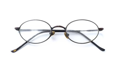 Beyaz arkaplanda izole edilmiş basit tasarımı olan eski gözlük