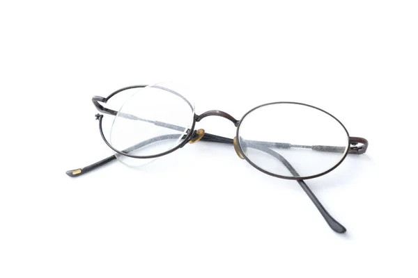 Óculos velhos com lente marrom quebrado e quadro isolado em b branco — Fotografia de Stock