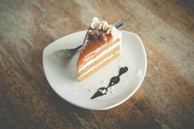 Kahve aromalı katmanlı kek ve kafede karamel şurubu (vintafe 