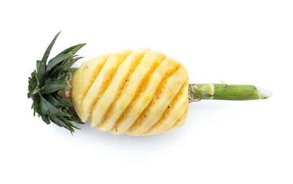 Soyulmuş ananas ve taze olgun ananas beyaz sırt izole — Stok fotoğraf