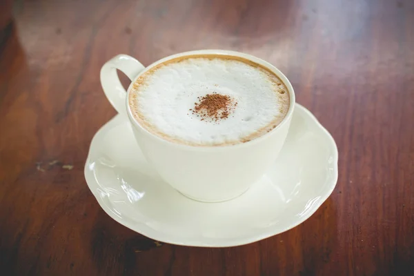 Café moca caliente con leche de espuma en la cafetería vintage (efecto vintage ) — Foto de Stock