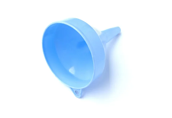 Голубая пластиковая воронка на белом фоне — стоковое фото