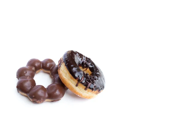 Zoete chocolade donuts geïsoleerd op witte achtergrond — Stockfoto