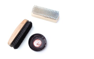 Ayakkabı boyası ve fırça izole üzerinde beyaz arka plan Ayakkabı