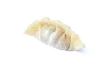 Beyaz arkaplanda çiğ mantı ya da gyoza izole edilmiş