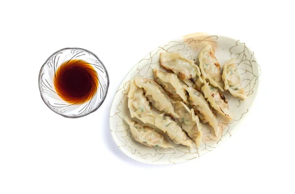 Dumplings o gyoza con salsa de soja aislada sobre fondo blanco —  Fotos de Stock