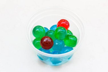 Jöle top plastik kap içinde.