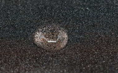 Su damla siyah arka plan.