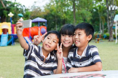 Tay ikiz kardeş selfie.
