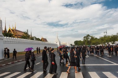 Tay insanlar O'nun Majesteleri Kral Bhumibol şarkı için gelir.