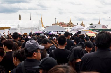 Tay insanlar O'nun Majesteleri Kral Bhumibol şarkı için gelir.