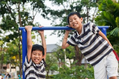 İkiz kardeşi oynayan ve gülüyor.