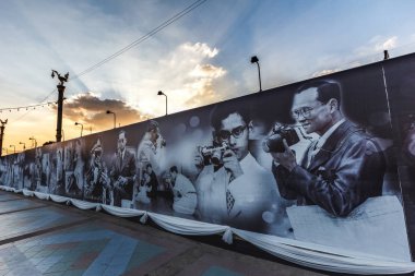 Kral Bhumibol Adulyadej görüntü ile Phra Pradaeng Nehri yürüyüş