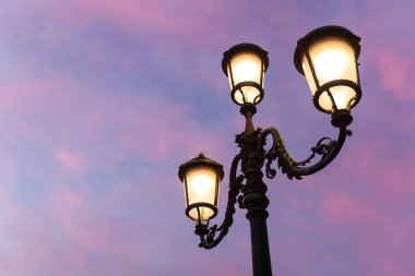 Alacakaranlık gökyüzü ile sokak lambası.