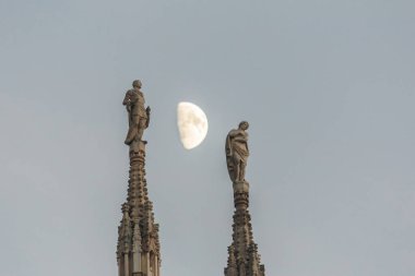 Milano Duomo heykel moon ile.