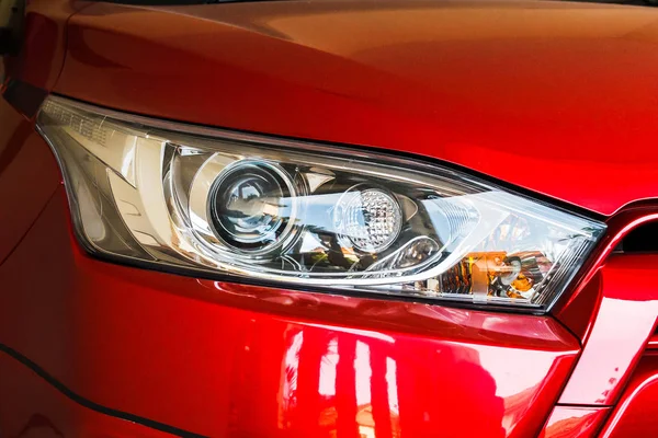 Luz dianteira do carro vermelho . — Fotografia de Stock