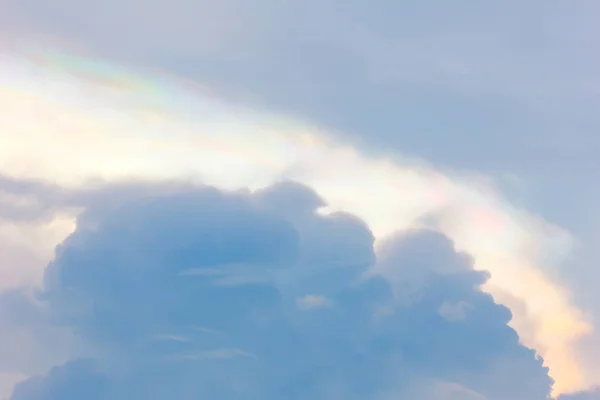 Nube iridiscente en cielo . —  Fotos de Stock