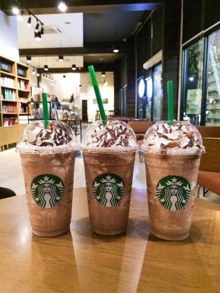 Starbucks dingin campuran chocalate dengan krim cambuk . — Stok Foto