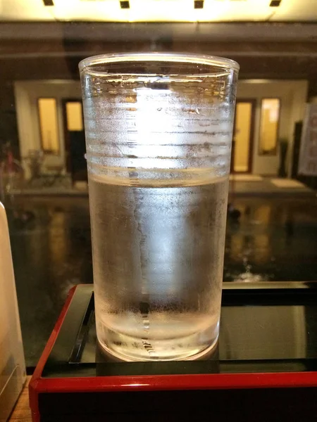 Kallt vatten i glas. — Stockfoto
