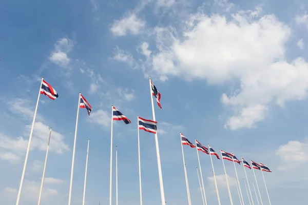Thailand-Flagge mit blauem Himmel und Wolke im Hintergrund. — Stockfoto