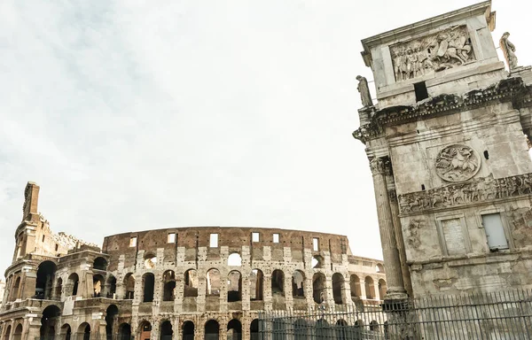 Arco de Constantino e Coliseu em Roma . — Fotografia de Stock