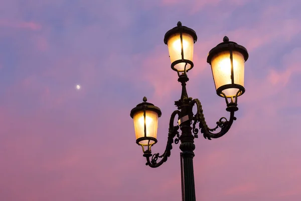 Laternenpfahl mit Dämmerhimmel. — Stockfoto