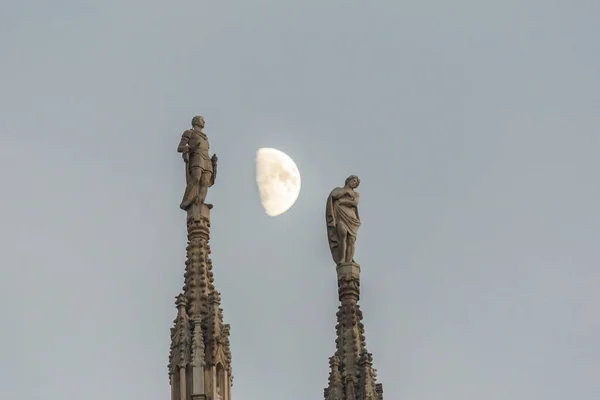 月とミラノ ドゥオーモ彫刻. — ストック写真
