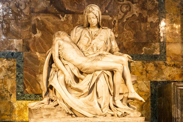 Escultura de Pieta en la Basílica de San Pedro en el Vaticano . — Foto de Stock