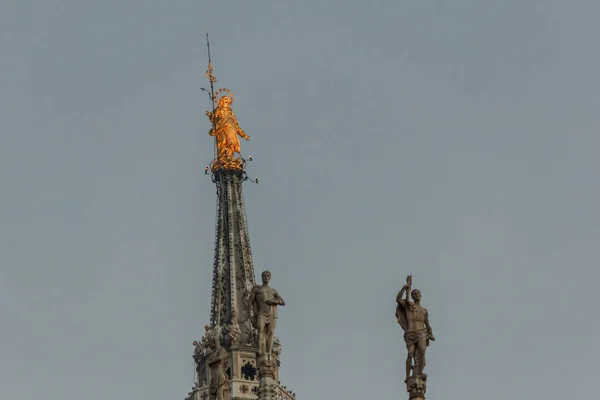 Escultura en la parte superior del Duomo de Milán . — Foto de Stock